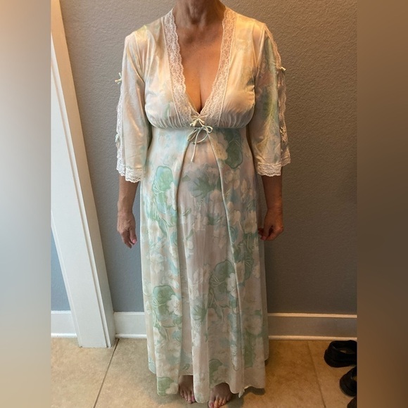 2 Piece Vintage CHEVETTE Nightgown Robe Floral Size M/L ILGWU - Picture 3 of 15